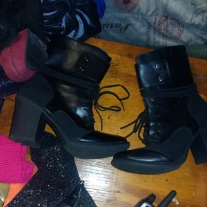 Boots black size 9 whit zipper on side